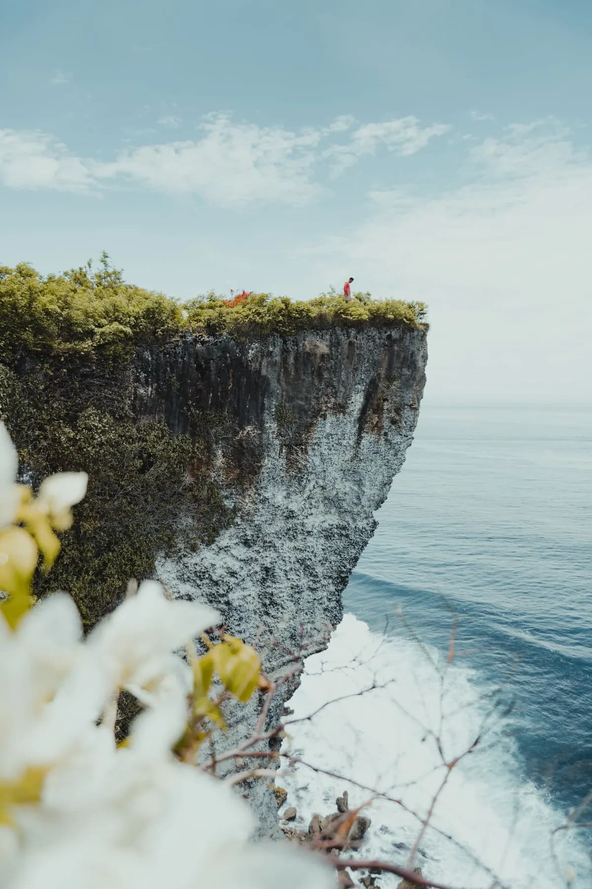 Tebing hijau dan laut biru di Bali