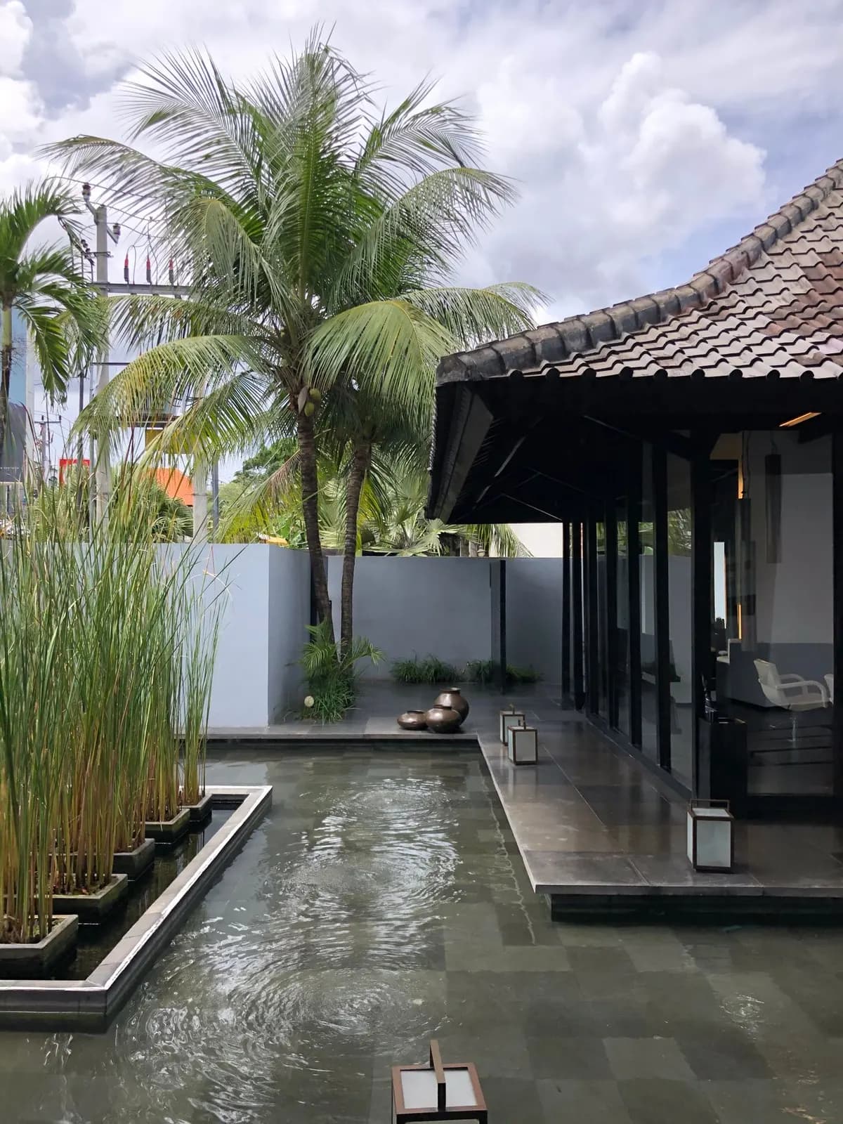 Arsitektur villa di Bali dengan taman dan elemen air